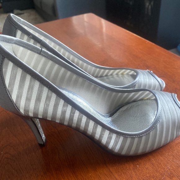 Adrianna Papell FLIRT PEWTER CHIFFON Size 8 Peep Toe gray/silver pumps - Picture 2 of 3